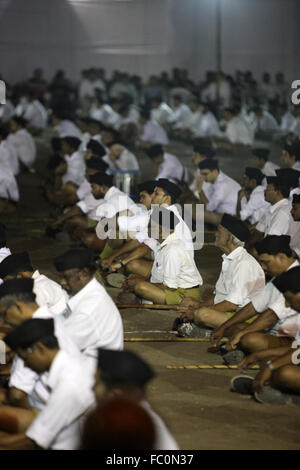 Giovani e vecchi membri della vecchia destra alato organizzazione indù RSS si riuniscono per un incontro di notte in India. Il Rashtriya Swayamsev Foto Stock