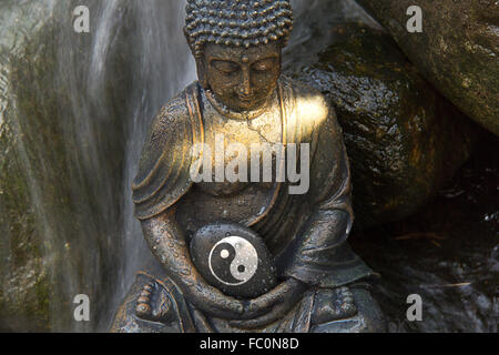 Statua del Buddha con lo Yin e lo Yang segno Foto Stock