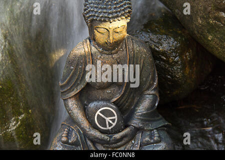 Statua del Buddha con il segno di pace Foto Stock