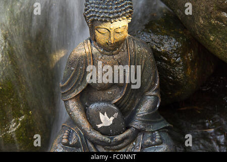 Statua del Buddha con la colomba della pace Foto Stock