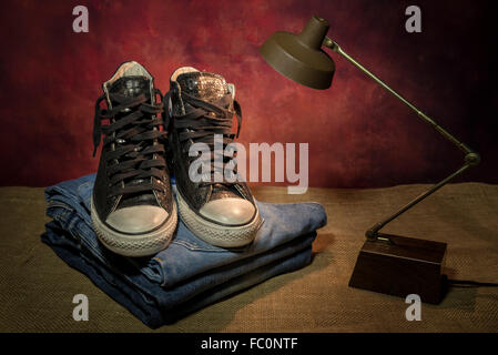 Ancora vita uomini accessori, nero scarpe, stivali, jeans Foto Stock