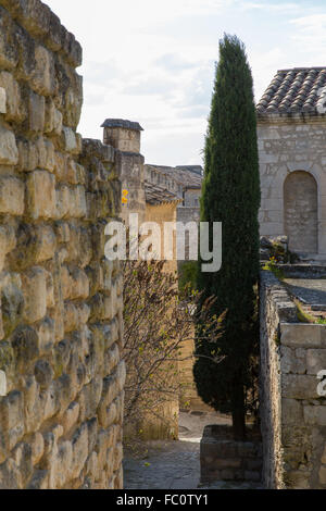 Strada stretta di un piccolo villaggio in Francia Foto Stock