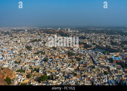 Una vista di Jodhpur città blu dal Forte Mehrangarh, Rajasthan, India. Foto Stock