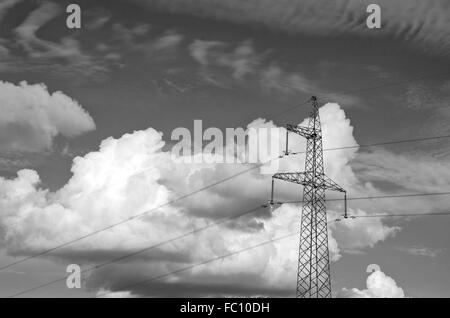 Foto in bianco e nero di pilone elettrico con drammatica cloudscape Foto Stock