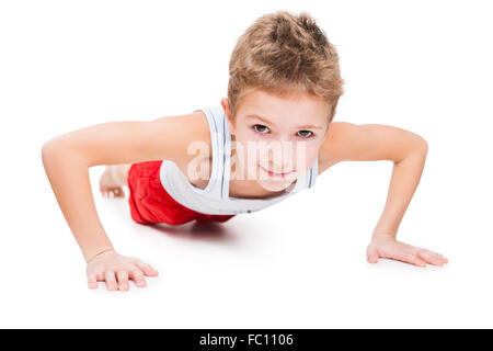 Sorridente sport ragazzo bambino premere su esercizio Foto Stock