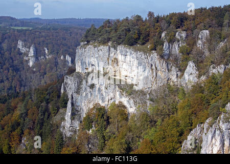 Parete di roccia nella valle del Danubio vicino a Beuron Foto Stock