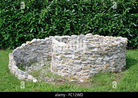 Costruzione a spirale di erbe nel tuo giardino Foto Stock