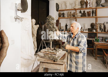 Scultore crea la testa Foto Stock