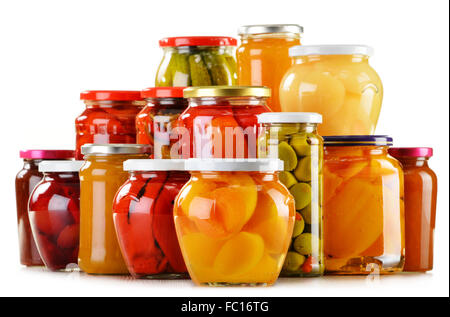 I vasetti con fruttato confetture e marmellate verdure sottaceto isolati su sfondo bianco. Conserve di frutta Foto Stock