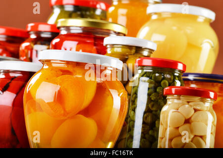 I vasetti con fruttato confetture e marmellate verdure sottaceto. Conserve di frutta Foto Stock