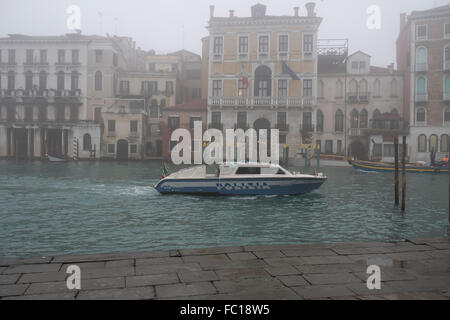 Barca di polizia sul canal Grande a Venezia Foto Stock