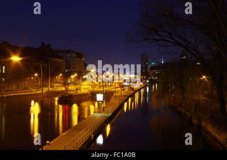 Fiume Sprea e serratura muehlendamm a Berlino Foto Stock