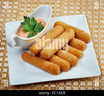 Stuzzicanti Fried Chicken Nuggets con salsa Foto Stock