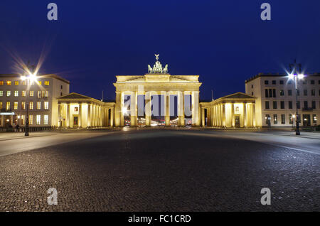 La porta di Brandeburgo a Berlino in blu il nostro Foto Stock