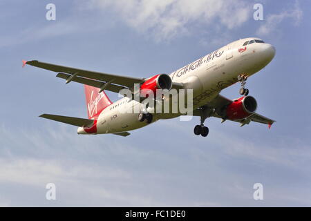 Vergine Airbus A320-214 EI-EZW in atterraggio a Heathrow Foto Stock