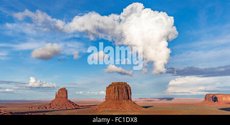 Vista panoramica della Monument Valley vicino a Arizona - Utah confine. Foto Stock