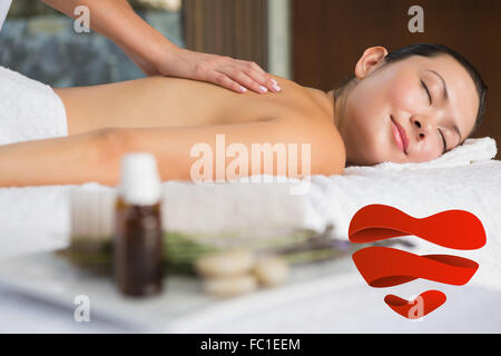 Immagine composita di contenuto brunette un massaggio alla schiena Foto Stock