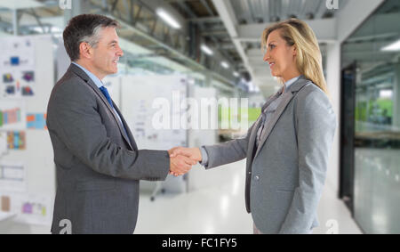 Immagine composita della lieta imprenditore agitando la mano di contenuto imprenditrice Foto Stock