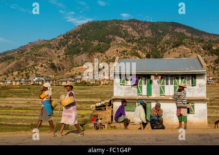 Nazionale 7, tra Antsirabe e Ambositra,risaie e casa tradizionale,Madagascar Foto Stock