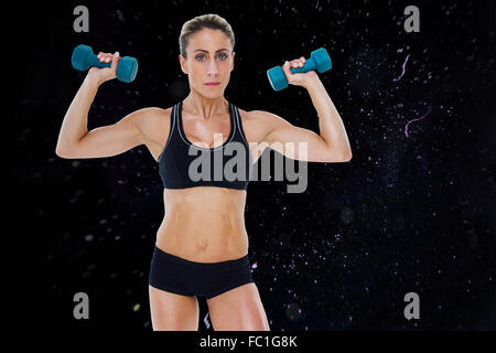 Immagine composita di bodybuilder femminile tenendo due manubri con le braccia in alto Foto Stock