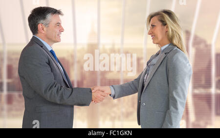 Immagine composita della lieta imprenditore agitando la mano di contenuto imprenditrice Foto Stock