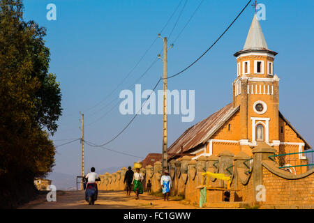 Nazionale 7, chiesa, tra Ambositra e Ranomafana,Madagascar Foto Stock