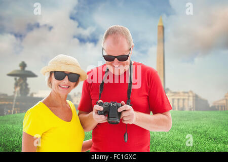 Immagine composita di felice coppia matura indossando occhiali da sole Foto Stock