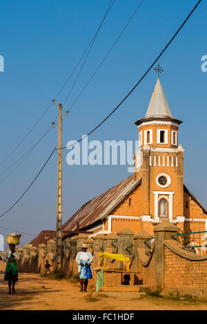 Nazionale 7, chiesa, tra Ambositra e Ranomafana,Madagascar Foto Stock