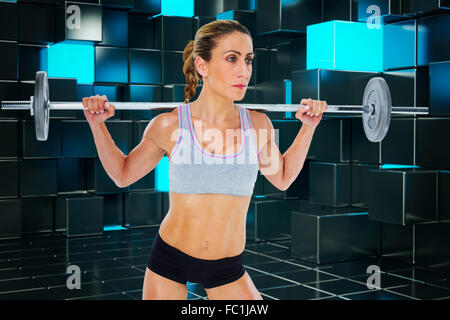 Immagine composita della femmina forte sollevamento crossfitter barbell dietro la testa Foto Stock