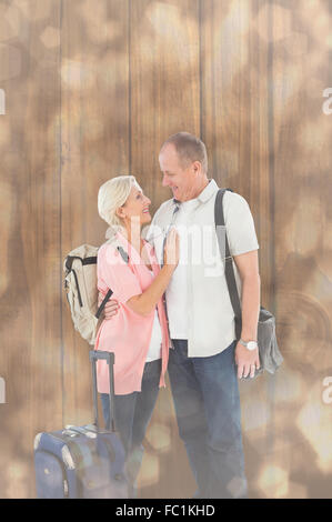 Immagine composita di sorridere coppia di anziani di andare in vacanza Foto Stock