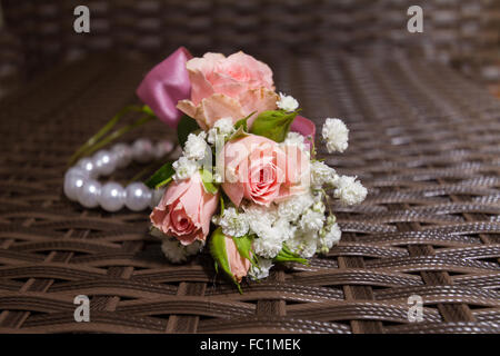 Bouquet di rose rosa e perle bianche Foto Stock
