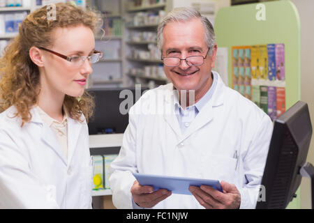 Team di farmacisti utilizzando pc laptop e computer Foto Stock