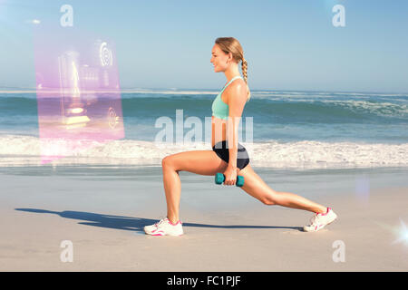 Immagine composita di montare donna ponderata facendo balzi in avanti sulla spiaggia Foto Stock