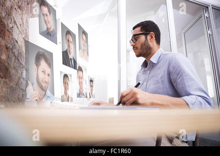 Immagine composita di uomo che lavora alla scrivania con il computer e il digitalizzatore Foto Stock