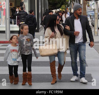 Kyle Richards fuori con la sua famiglia in Beverly Hills offre: Kyle Richards, Mauricio Umansky dove: Los Angeles, California, Stati Uniti quando: 19 Dic 2015 Foto Stock