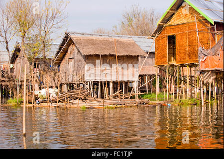 Stilted tipiche case sul Lago Inle, Myanmar Foto Stock