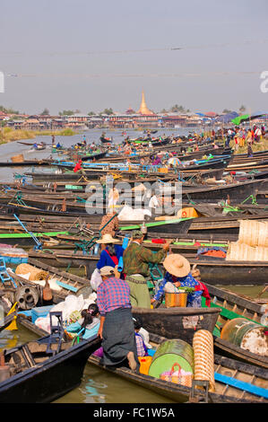 La trafficata barche da lavoro al mercato Nampan, Lago Inle, Myanmar Foto Stock