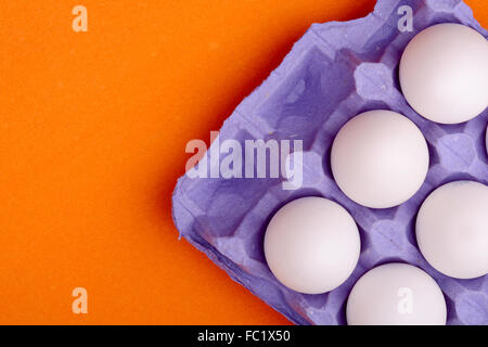 Uova di gallina nel vassoio delle uova Foto Stock