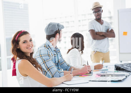 I colleghi in ascolto dell'imprenditore e prendere note Foto Stock