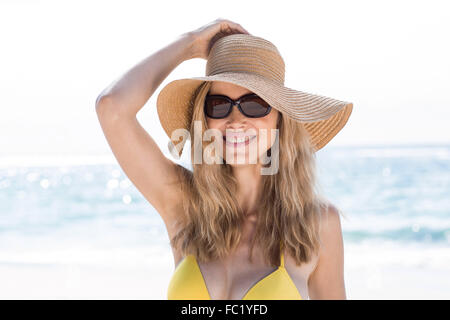 Sorridente bella bionda indossando occhiali da sole e guardare alla fotocamera Foto Stock