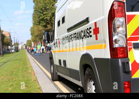 Veicolo di soccorso a persone. Il francese della Croce Rossa. Foto Stock