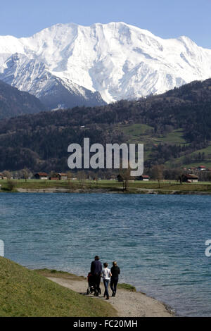 Famiglia a piedi. Il centro per il tempo libero nelle isole. Il lago di Passy. Foto Stock