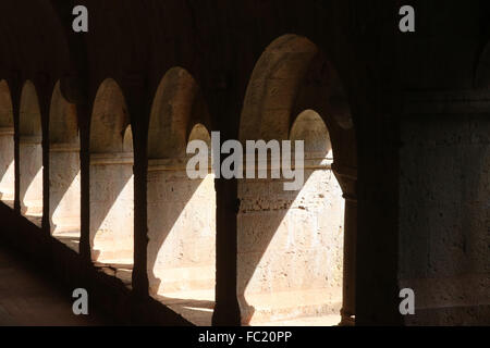 Le Thoronet, Abbazia cistercense Le Thoronet, xii secolo abbazia cistercense in Provenza. I chiostri. Foto Stock