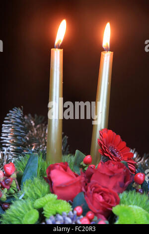 Candele su una corona di fiori. Foto Stock
