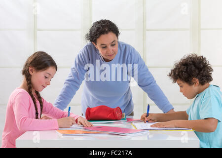 Bambino a fare i compiti di scuola Foto Stock