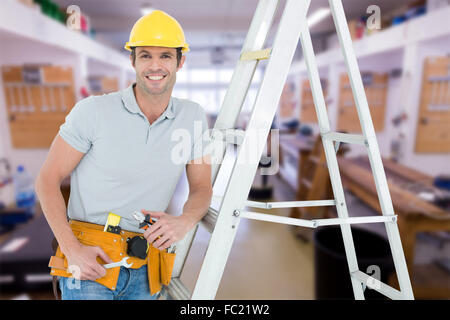 Immagine composita del lavoratore strumenti di contenimento mentre appoggiata sulla scaletta Foto Stock