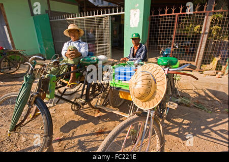 Gli uomini in rilassante Nyaung Schwe, Lago Inle, Myanmar Foto Stock