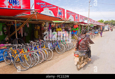 Le biciclette in affitto a Nyaung Schwe, Lago Inle, Myanmar Foto Stock