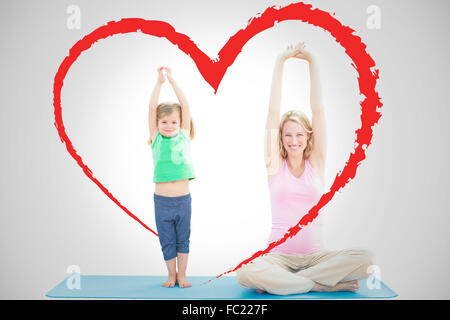 Immagine composita della gravidanza madre e figlia fare yoga insieme Foto Stock