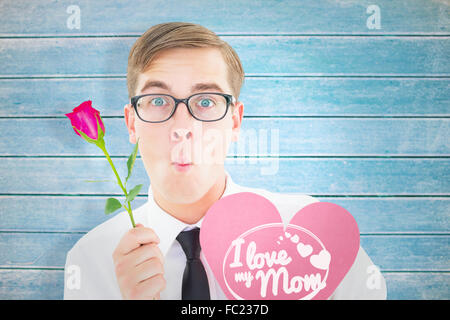 Immagine composita di geeky hipster tenendo una rosa rossa e cuore card Foto Stock